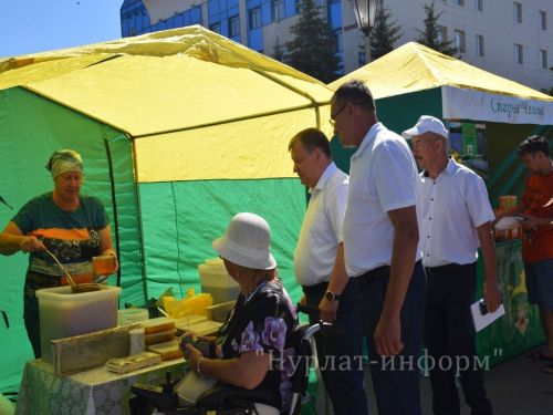 На центральной площади прошел третий фестиваль меда «Нурлатский мед»