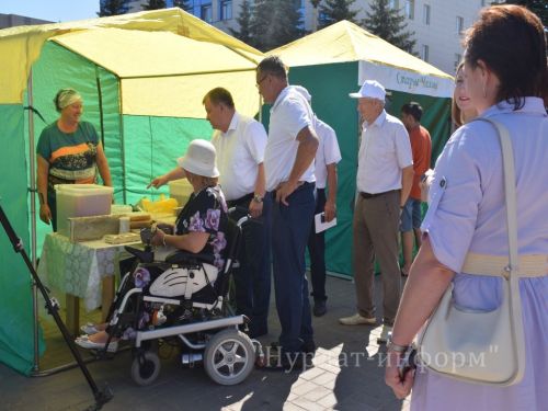 На центральной площади прошел третий фестиваль меда «Нурлатский мед»
