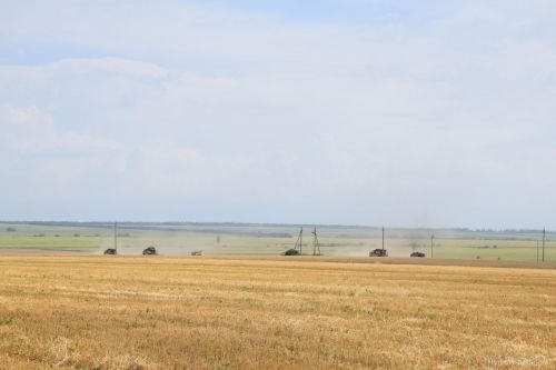 В КФХ “Сулейманов А.И.” наградили комбайнеров-двухтысячников