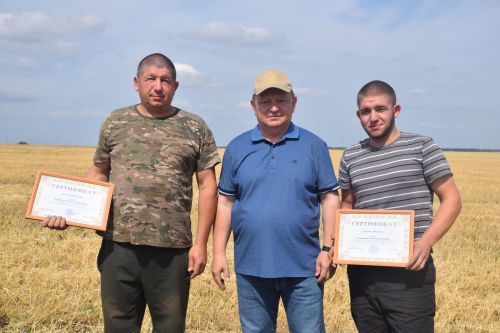 В КФХ “Сулейманов А.И.” наградили комбайнеров-двухтысячников