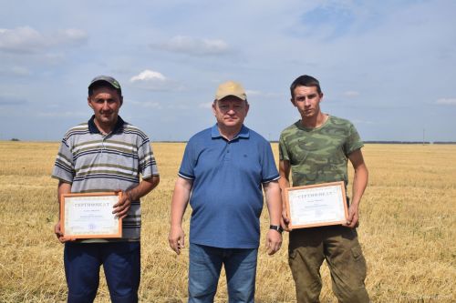 В КФХ “Сулейманов А.И.” наградили комбайнеров-двухтысячников