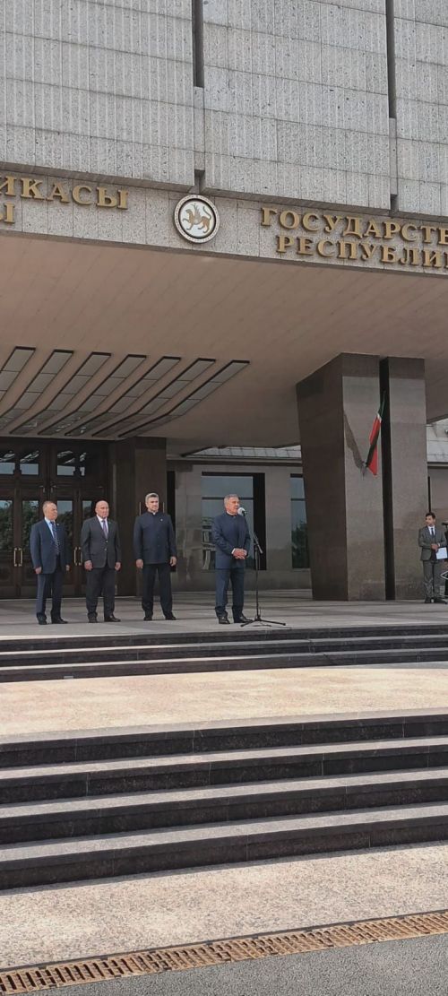 Раис Татарстана вручил ключи от автомобиля Управлению образования Нурлатского района