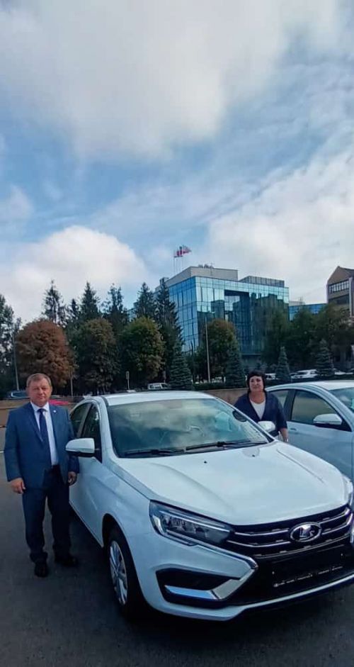 Раис Татарстана вручил ключи от автомобиля Управлению образования Нурлатского района