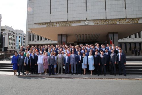 Раис Татарстана вручил ключи от автомобиля Управлению образования Нурлатского района