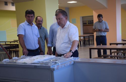 Дамир Ишкинеев побывал в столовой Нурлатской гимназии после ремонта