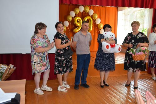 Тюрнясевская средняя школа торжественно отметила свое 90-летие