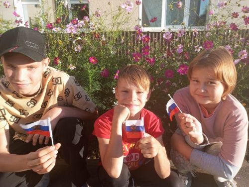 Школьники Нурлата присоединились к патриотическим акциям ко Дню Государственного флага
