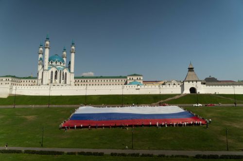 В Казани развернули самый большой флаг России в ПФО