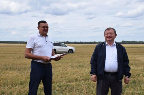 Глава района Дамир Ишкинеев наградил молодых комбайнеров «Нурлат сэте»