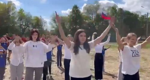 Юные нурлатцы организовали флешмоб ко Дню Государственного флага РФ
