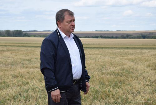 Глава района Дамир Ишкинеев наградил молодых комбайнеров «Нурлат сэте»