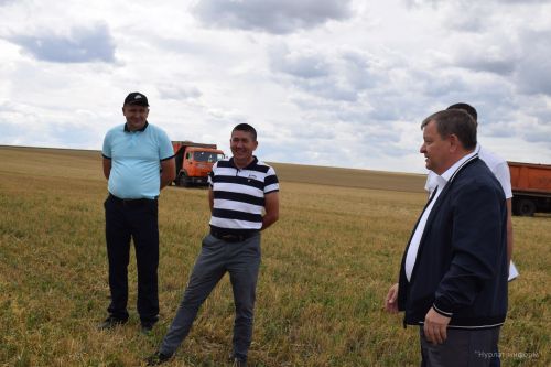 Глава района Дамир Ишкинеев наградил молодых комбайнеров «Нурлат сэте»