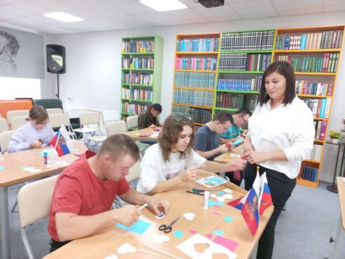 В центральной библиотеке Нурлата прошел мастер-класс ко Дню Государственного флага