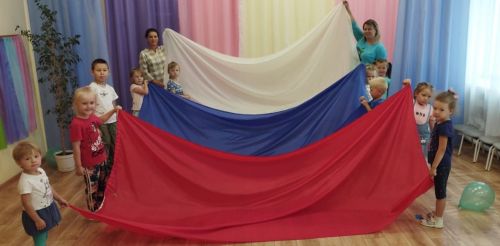 В Нурлате воспитанникам детского сада «Колосок» рассказали о государственном флаге России