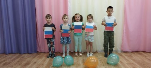 В Нурлате воспитанникам детского сада «Колосок» рассказали о государственном флаге России