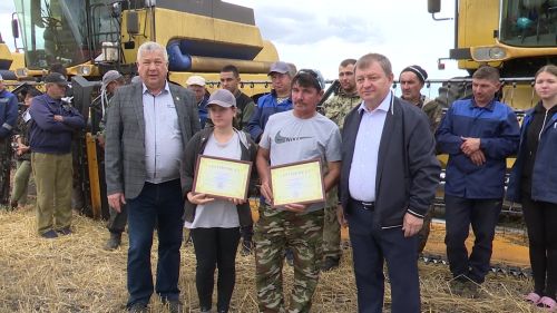Сегодня в Нурлатском районе чествовали передовиков жатвы из хозяйства «Сулейманов»