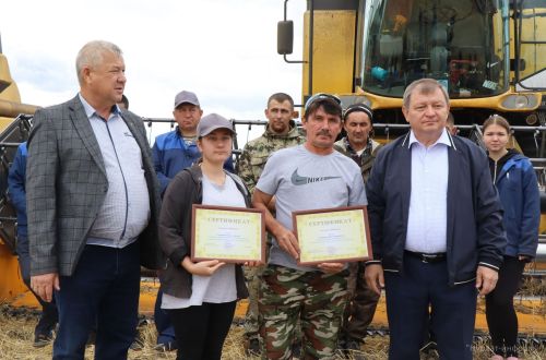 В Нурлатском районе наградили комбайнеров-трехтысячников