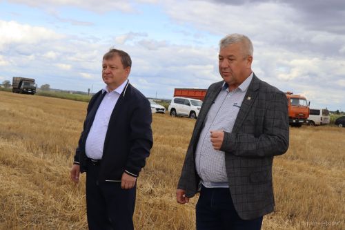 В Нурлатском районе наградили комбайнеров-трехтысячников