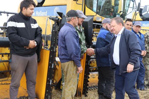 В Нурлатском районе наградили комбайнеров-трехтысячников