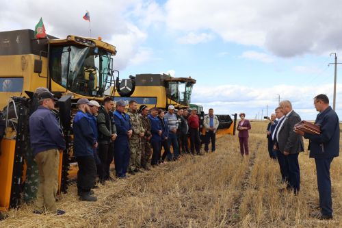 В Нурлатском районе наградили комбайнеров-трехтысячников