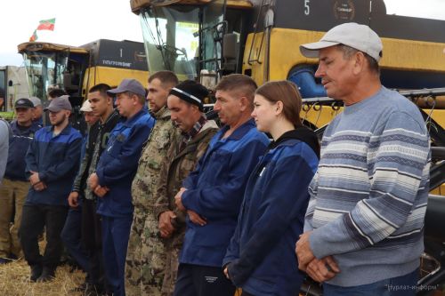 В Нурлатском районе наградили комбайнеров-трехтысячников
