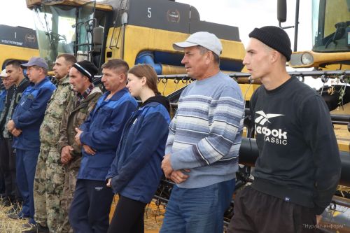 В Нурлатском районе наградили комбайнеров-трехтысячников