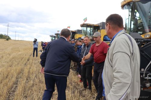 В Нурлатском районе наградили комбайнеров-трехтысячников