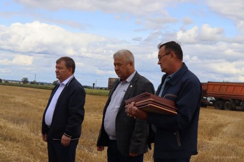 В Нурлатском районе наградили комбайнеров-трехтысячников