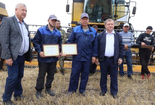 В Нурлатском районе наградили комбайнеров-трехтысячников