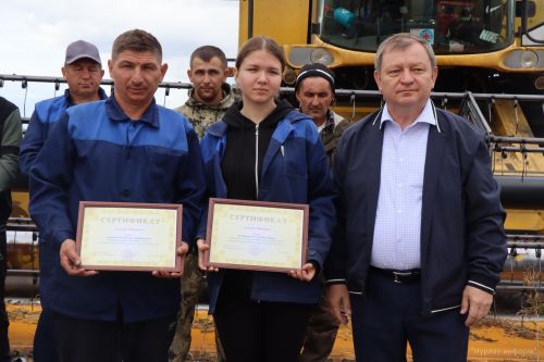 В Нурлатском районе наградили комбайнеров-трехтысячников