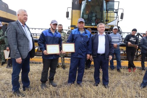 В Нурлатском районе наградили комбайнеров-трехтысячников