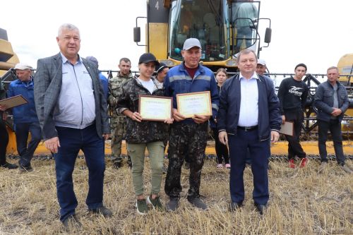 В Нурлатском районе наградили комбайнеров-трехтысячников
