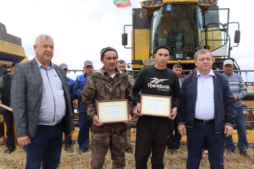 В Нурлатском районе наградили комбайнеров-трехтысячников