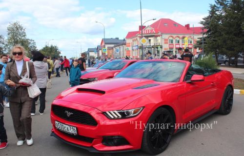 Выставка легендарных автомобилей собрала на площади нурлатских автомобилистов