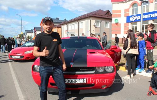 Выставка легендарных автомобилей собрала на площади нурлатских автомобилистов