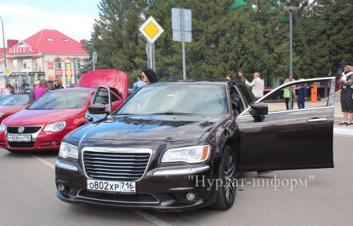 Выставка легендарных автомобилей собрала на площади нурлатских автомобилистов