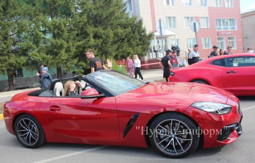 Выставка легендарных автомобилей собрала на площади нурлатских автомобилистов