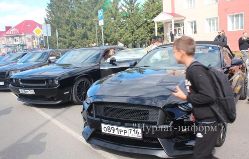 Выставка легендарных автомобилей собрала на площади нурлатских автомобилистов