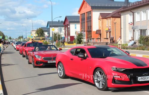 Выставка легендарных автомобилей собрала на площади нурлатских автомобилистов