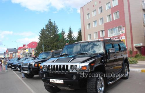 Выставка легендарных автомобилей собрала на площади нурлатских автомобилистов