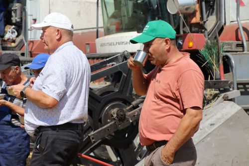 В Нурлатском районе Дамир Ишкинеев наградил передовых комбайнеров агрофирмы «Южная»