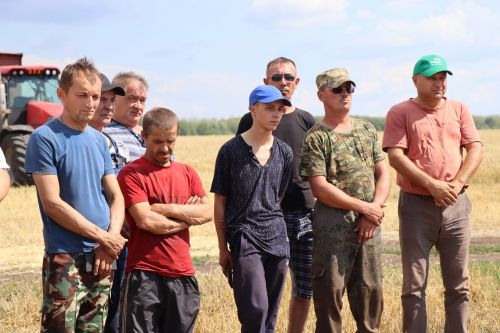 В Нурлатском районе Дамир Ишкинеев наградил передовых комбайнеров агрофирмы «Южная»