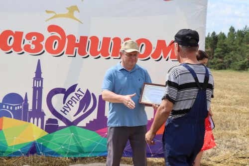 В Нурлатском районе Дамир Ишкинеев наградил передовых комбайнеров агрофирмы «Южная»
