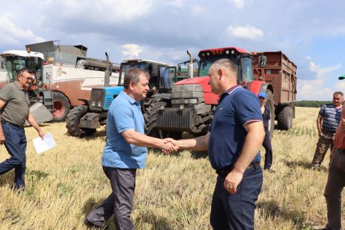 В Нурлатском районе Дамир Ишкинеев наградил передовых комбайнеров агрофирмы «Южная»