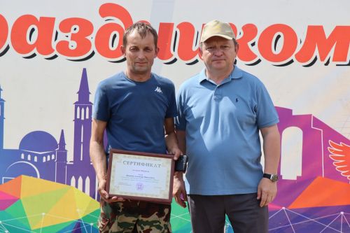 В Нурлатском районе Дамир Ишкинеев наградил передовых комбайнеров агрофирмы «Южная»