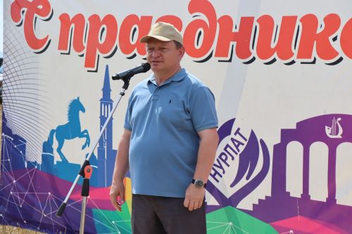 В Нурлатском районе Дамир Ишкинеев наградил передовых комбайнеров агрофирмы «Южная»