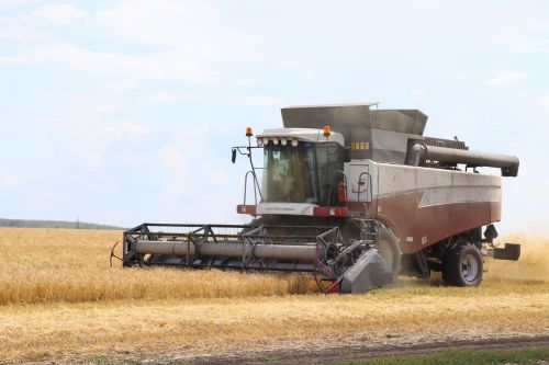 В Нурлатском районе Дамир Ишкинеев наградил передовых комбайнеров агрофирмы «Южная»