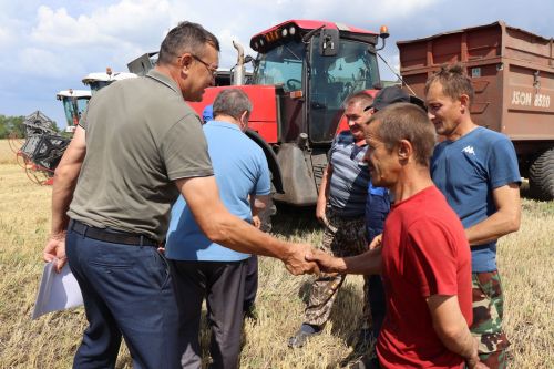 В Нурлатском районе Дамир Ишкинеев наградил передовых комбайнеров агрофирмы «Южная»
