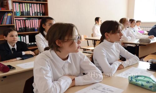 В Нурлатской гимназии прошла торжественная линейка к Дню знаний с участием Александра Шадрикова
