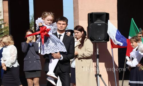 В Нурлатской гимназии прошла торжественная линейка к Дню знаний с участием Александра Шадрикова